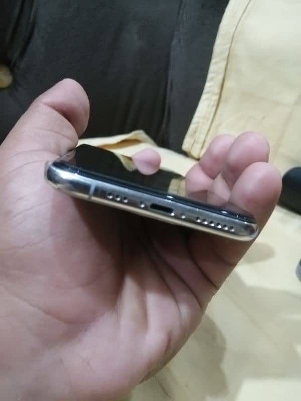 IPhone xs 64gb non pta urgent sal lena wala call kara 2