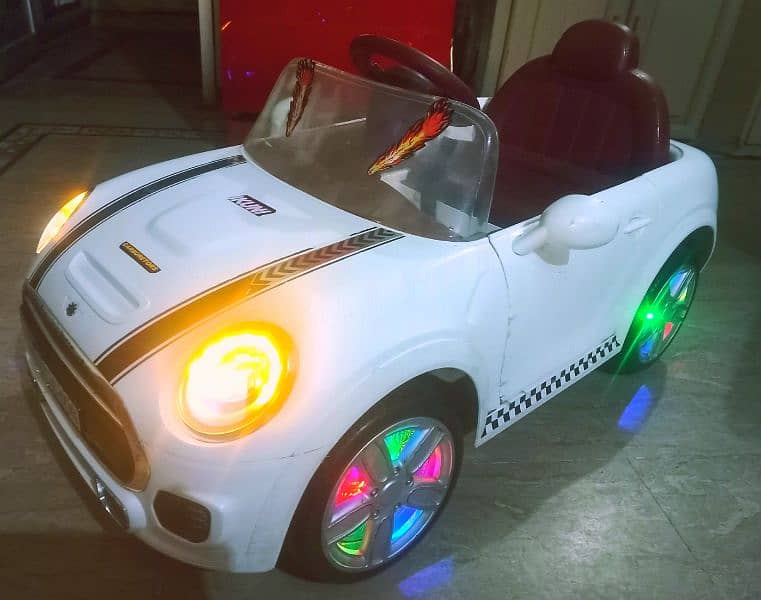 Good condition Kids car/remotecontrol/doors opening/lights in wheel 0