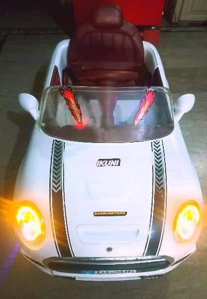 Good condition Kids car/remotecontrol/doors opening/lights in wheel 4