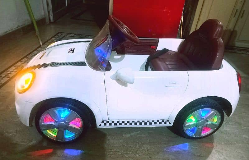 Good condition Kids car/remotecontrol/doors opening/lights in wheel 5