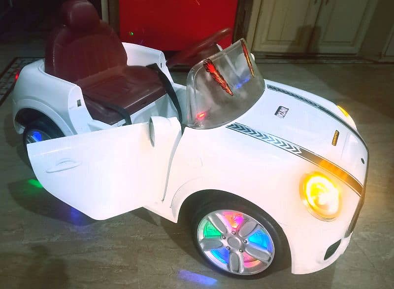 Good condition Kids car/remotecontrol/doors opening/lights in wheel 10