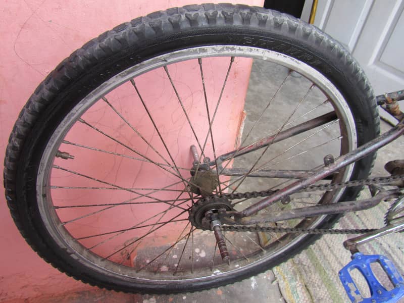 A USED BIICYCLE 26 SIZE 10