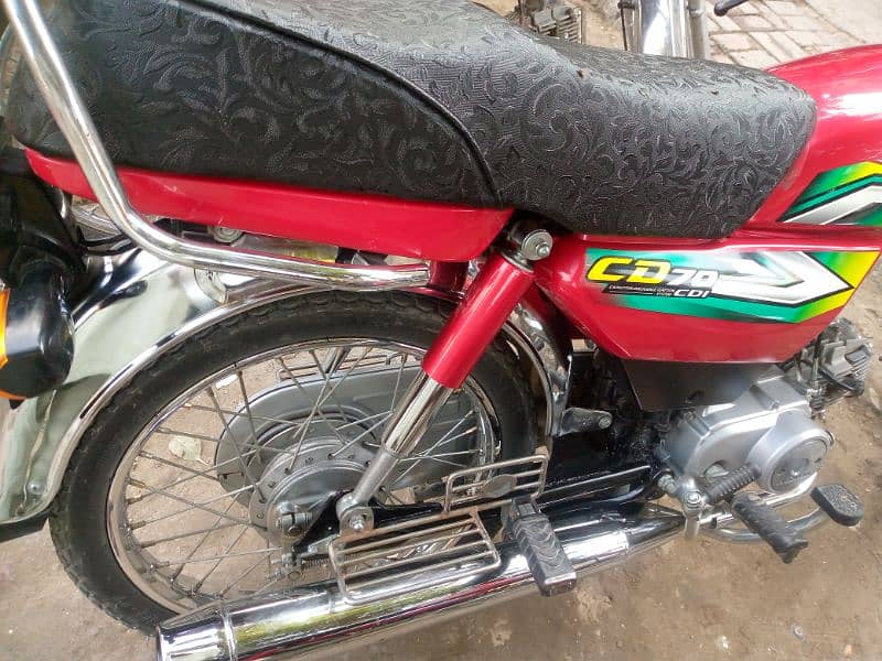 HONDA CD 70 LUSH and GENWAIN condition 22/23 model . . . 6