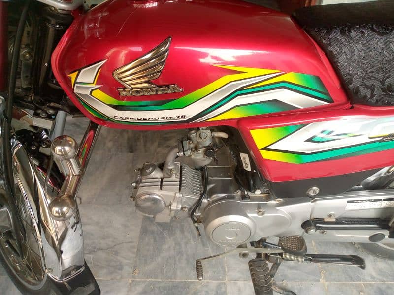 HONDA CD 70 LUSH and GENWAIN condition 22/23 model . . . 7