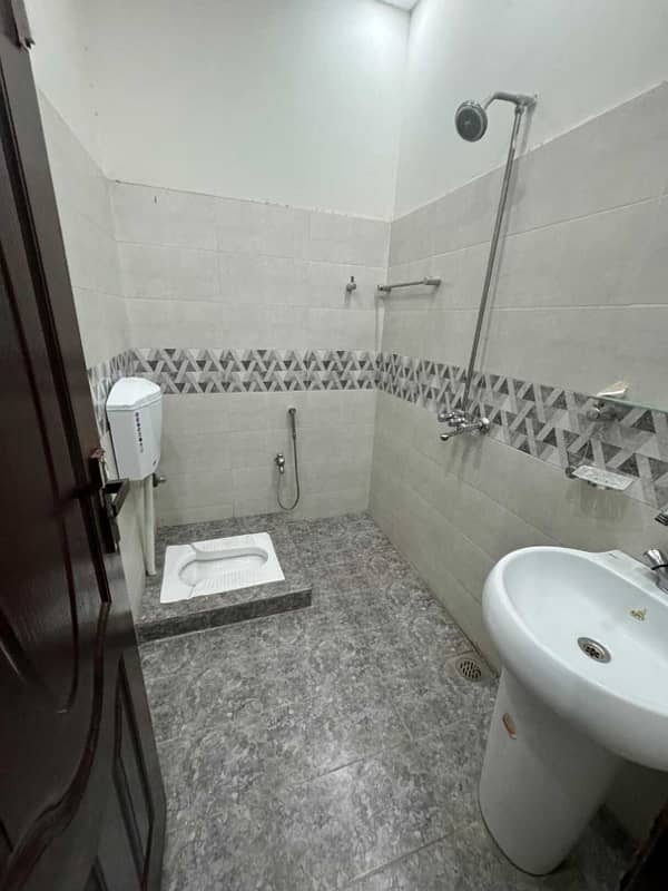 5 Marla Luxury Lower Portion Available For Rent In Bahria Town Lahore 7