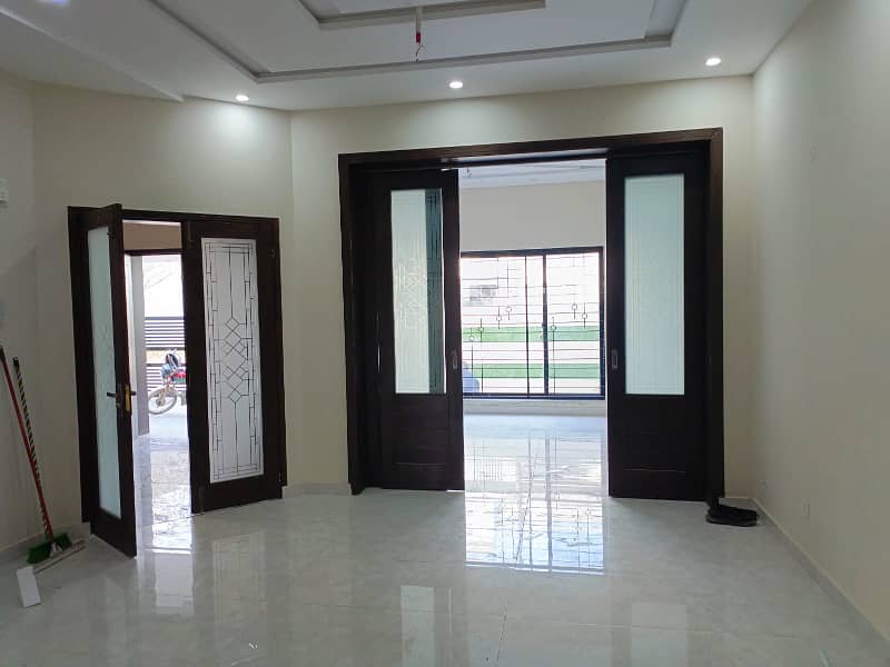 10 Marla Luxury Upper Portion Available For Rent In Janiper Block Bahria Town Lahore 0