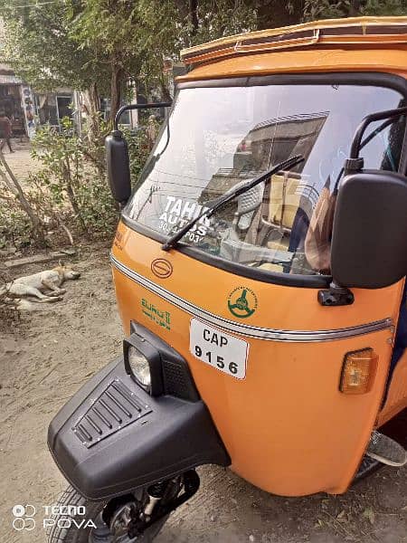 bohat saf condition hai riksha bohat kam chala hai 10/10 hai 4