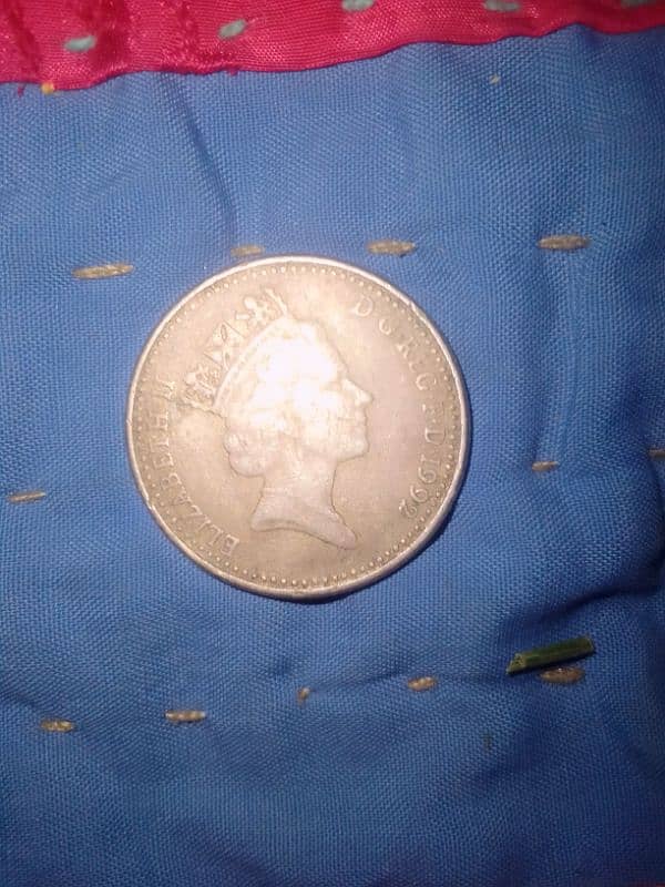 The coin is Elizabeth II 10 Pance 1