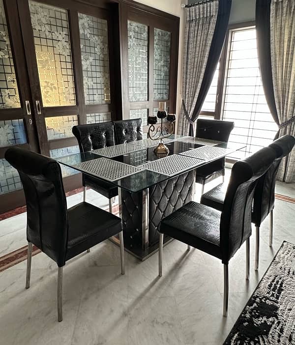 6 Seater Glass Dining Table with Mats! 1