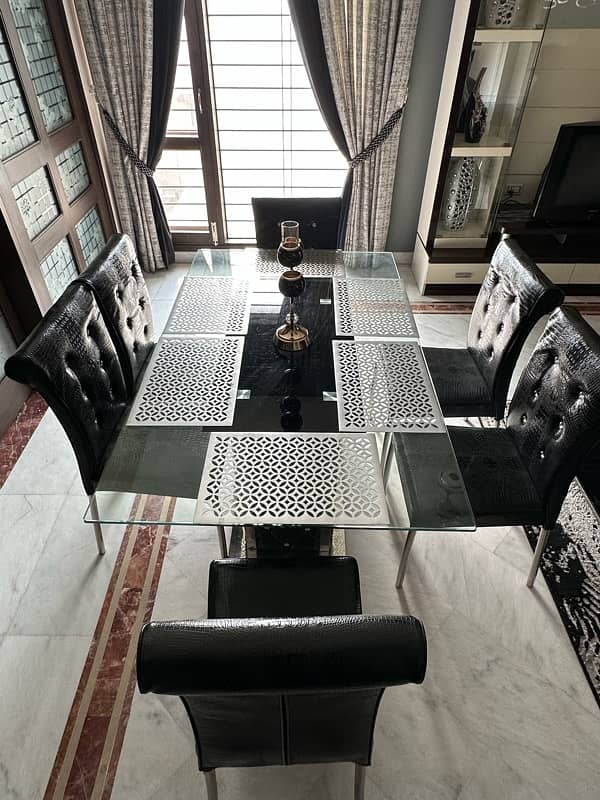 6 Seater Glass Dining Table with Mats! 3