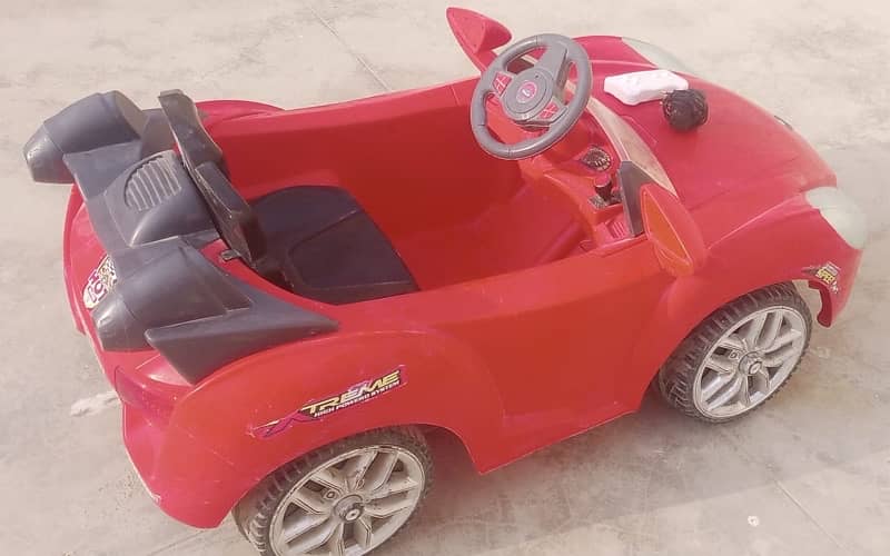 Battery car for kids in excellent condition with battery 0