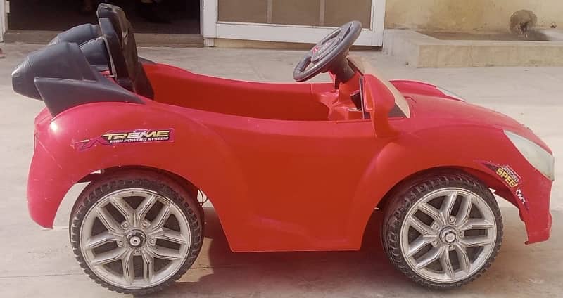 Battery car for kids in excellent condition with battery 2