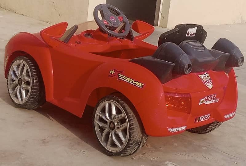 Battery car for kids in excellent condition with battery 3