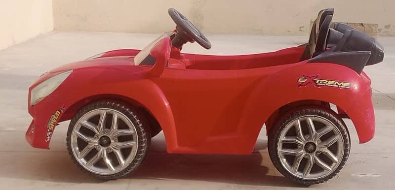 Battery car for kids in excellent condition with battery 4