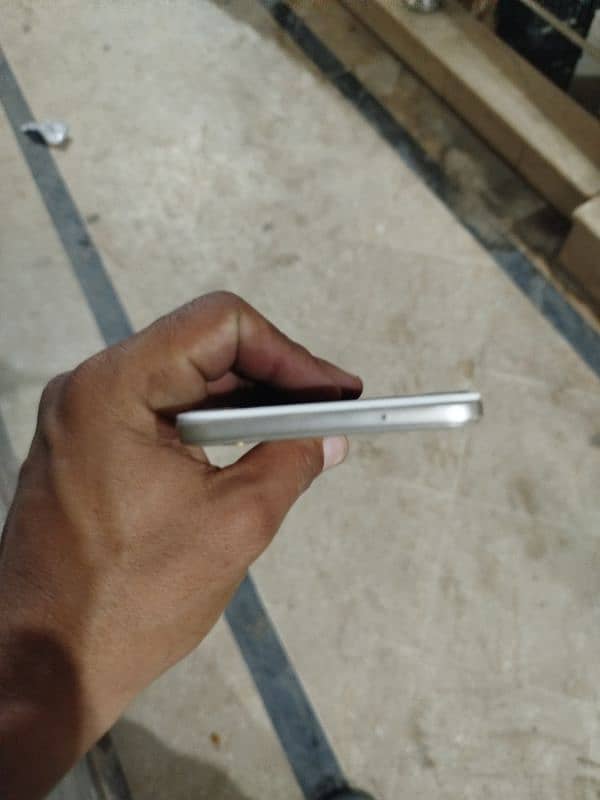 Oppo F1s 8 / 10 Condition 1