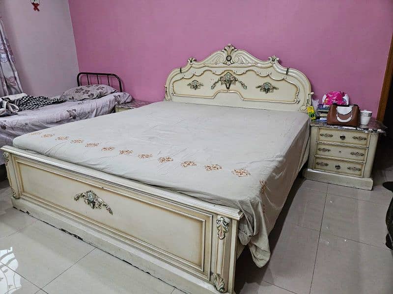 king sized bed, good quality wood 1