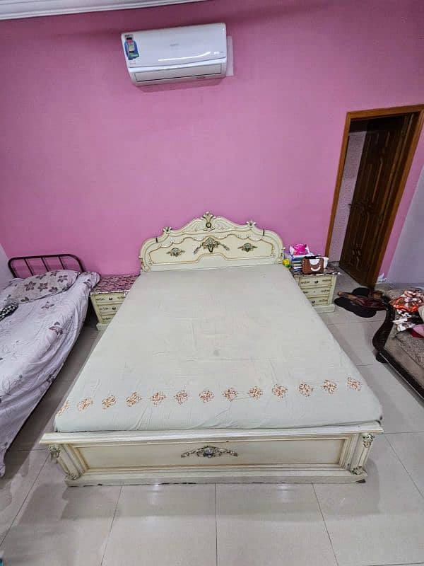 king sized bed, good quality wood 4