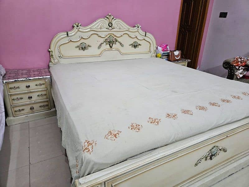 king sized bed, good quality wood 5