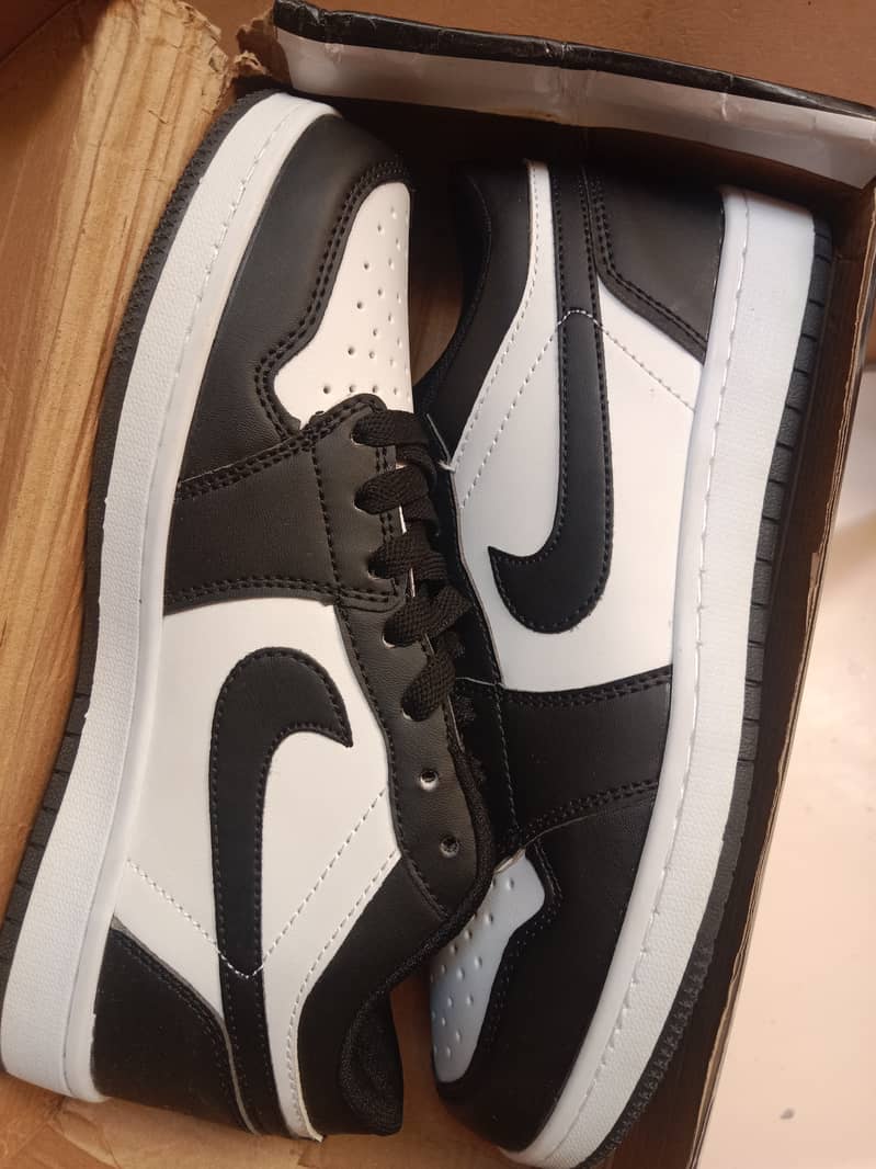 Original new nike shoes| black and white| trending sneakers| size 41 0