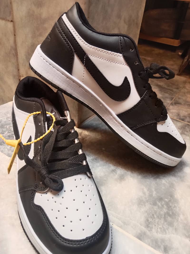 Original new nike shoes| black and white| trending sneakers| size 41 2