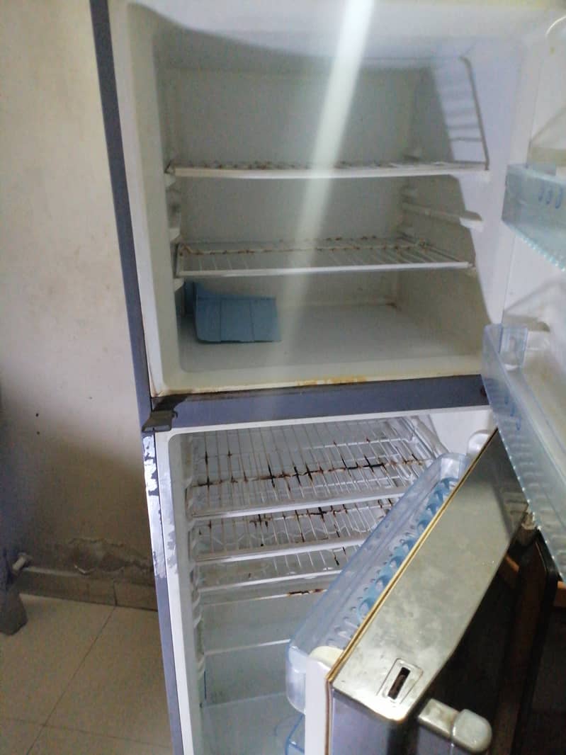 Fridge in working condition for sale 3