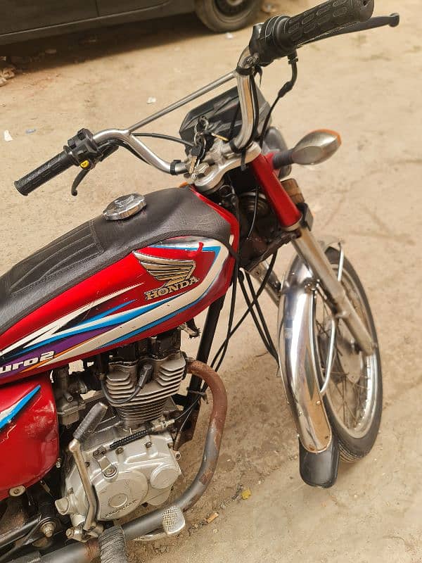 Honda CG 125 Euro2 bike with a gift 1