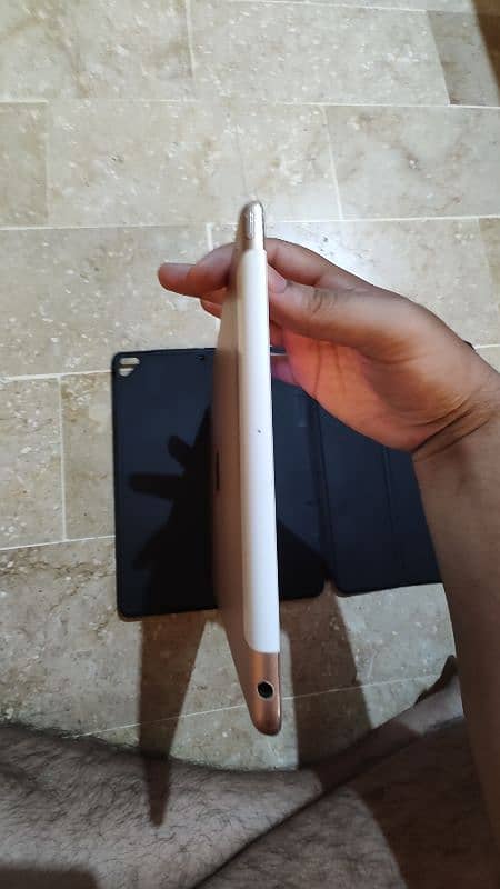 ipad 6th generation 32 gb with styllus joyroom pen ky sth 4