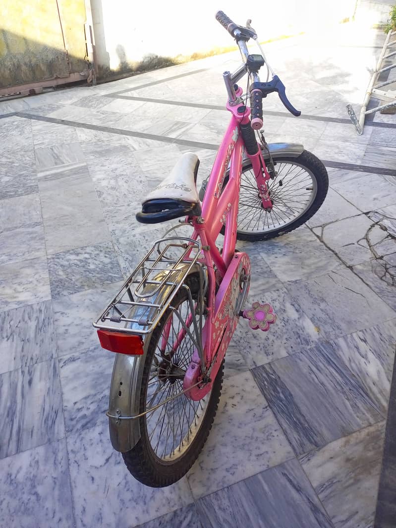 Girls bicycle in excellent condition 0