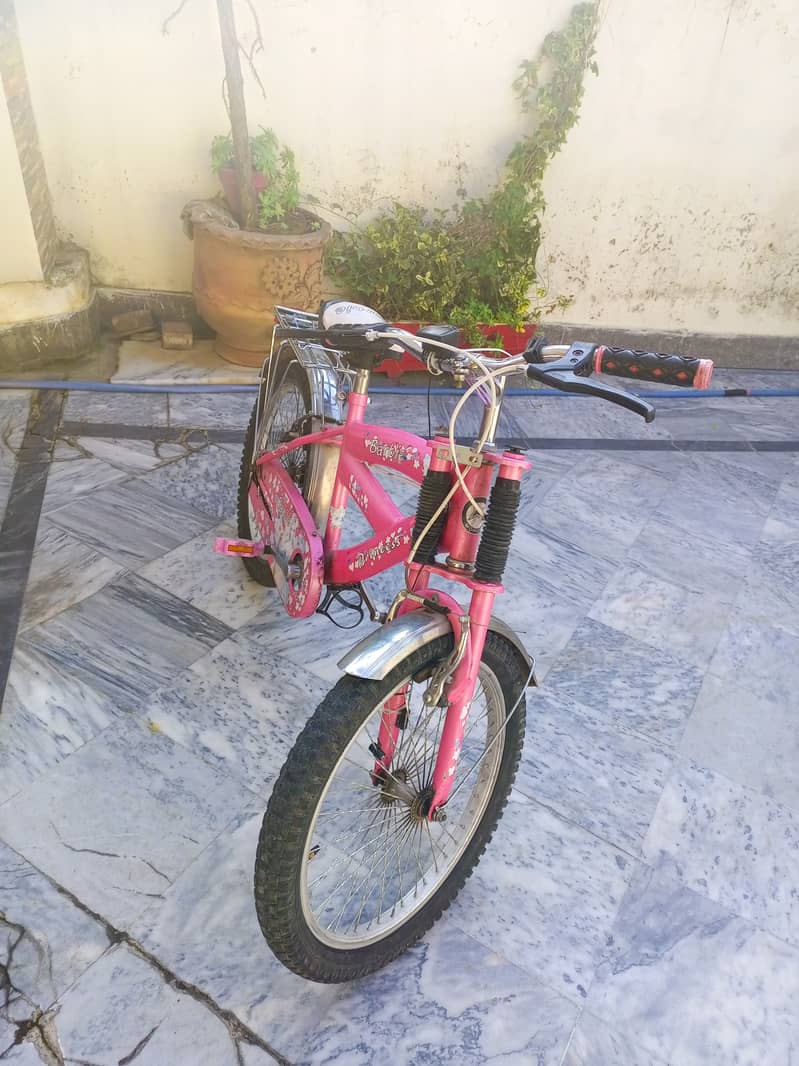 Girls bicycle in excellent condition 2