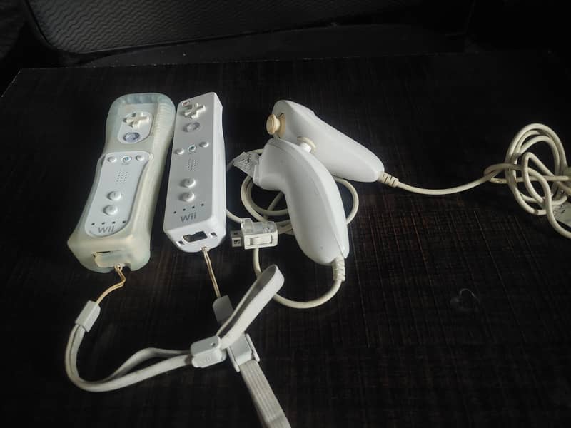 Nintendo Wiimote and nunchuck 0