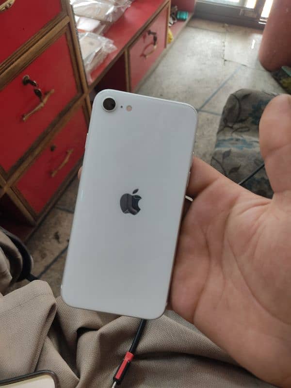 iCloud laga hua ha I phone se2020 64gb 82health 0