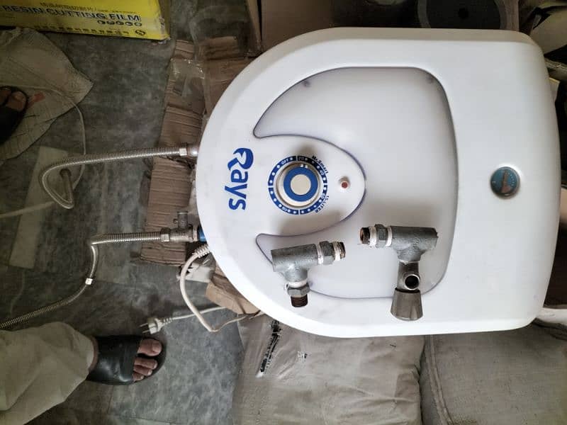 electric geyser available for sale  15 liter capacity 1