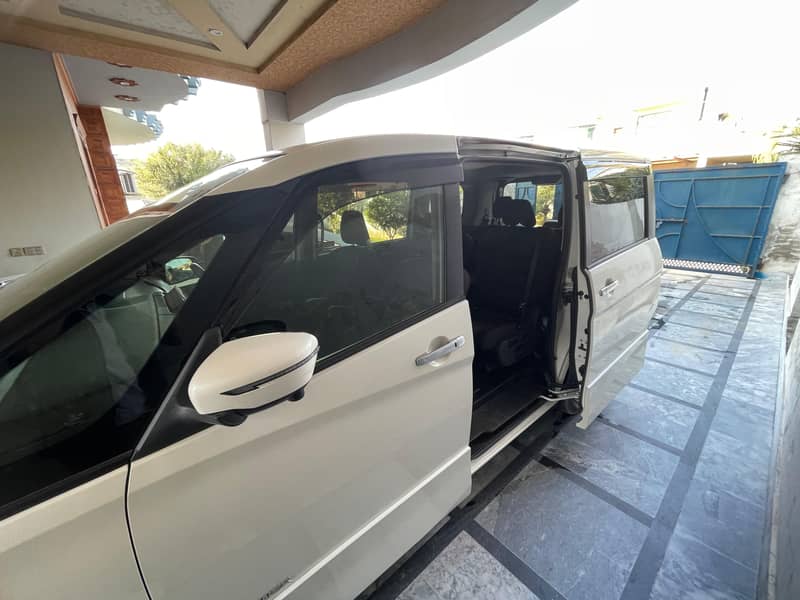 Nissan Serena e-POWER Highway Star 2019 3