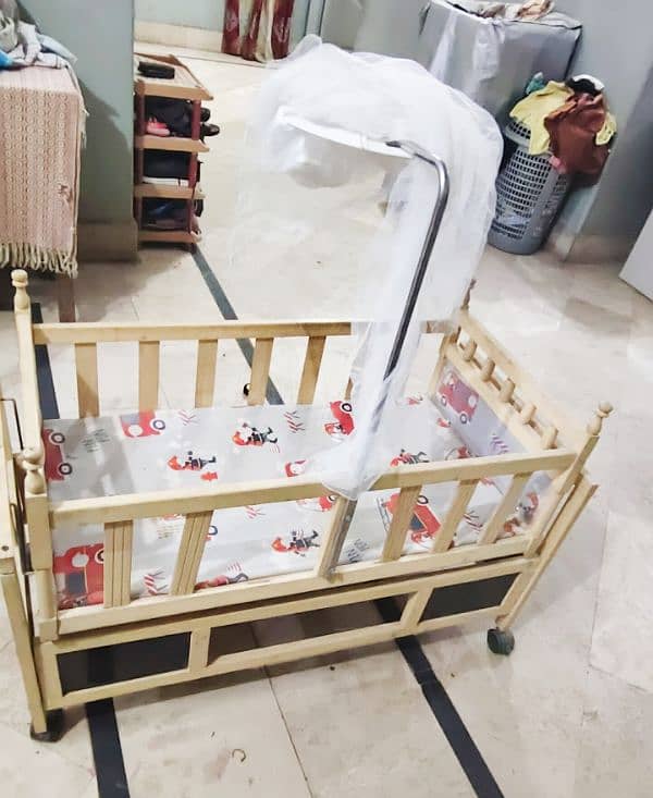 baby cot and swing 0