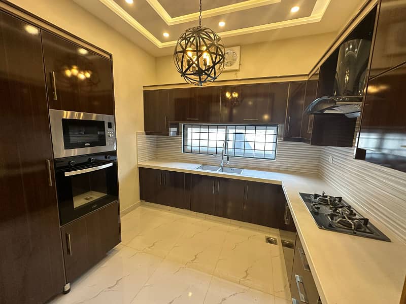 10 Marla Brand New House for Sale in Gulbahar Block, Bahria Town Lahore 5