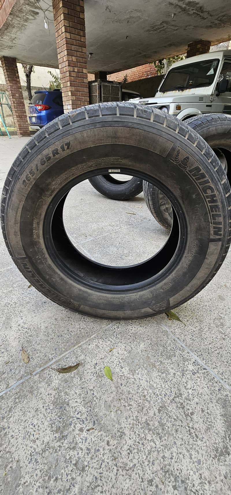 4 tyre  michllen fortuner 265/65 R 17  used for sale in good condition 3