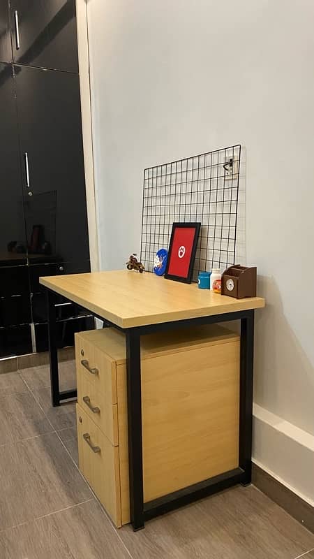 Work Desk, Chest of drawers, Wall mesh 4