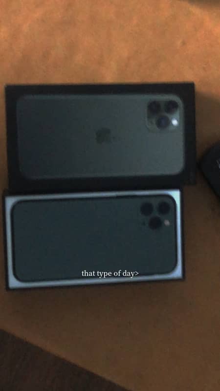 iphone 11 pro with box (Factory unlocked) midnight green 0