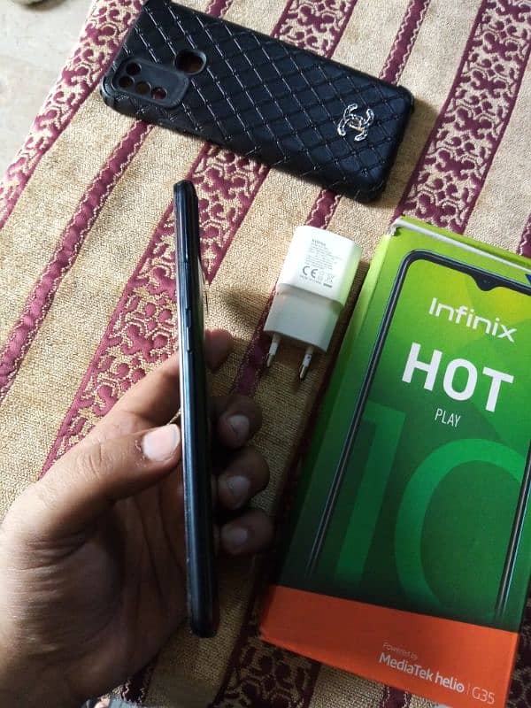 Infinix hot 10 play 4gb or 64gb 4