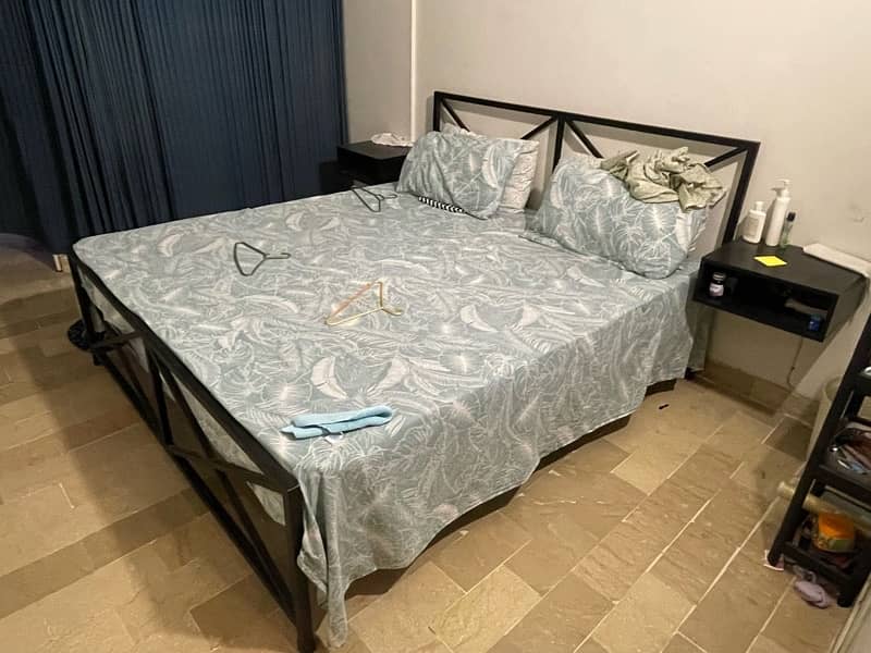 KING SIZE IRON BED (Without Mattress) 1