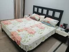 king size bed without metteres 2 side table