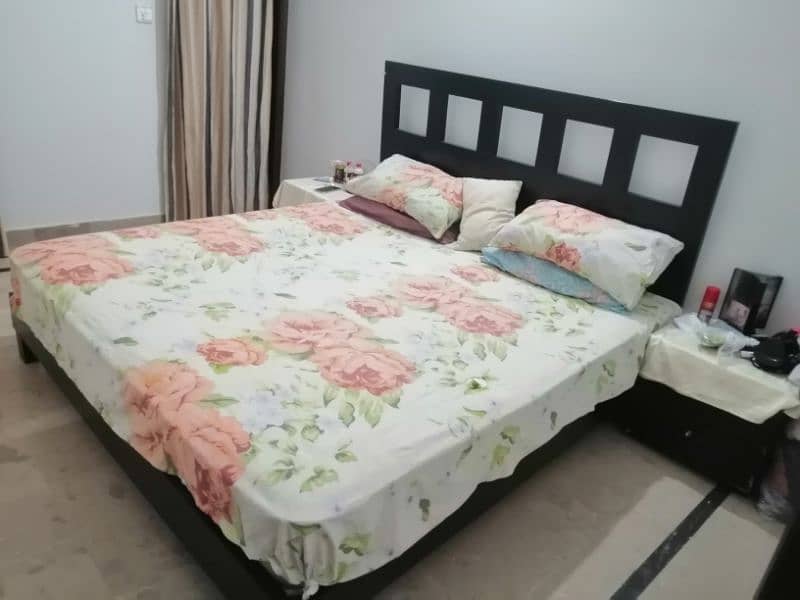 king size bed without metteres 2 side table 0