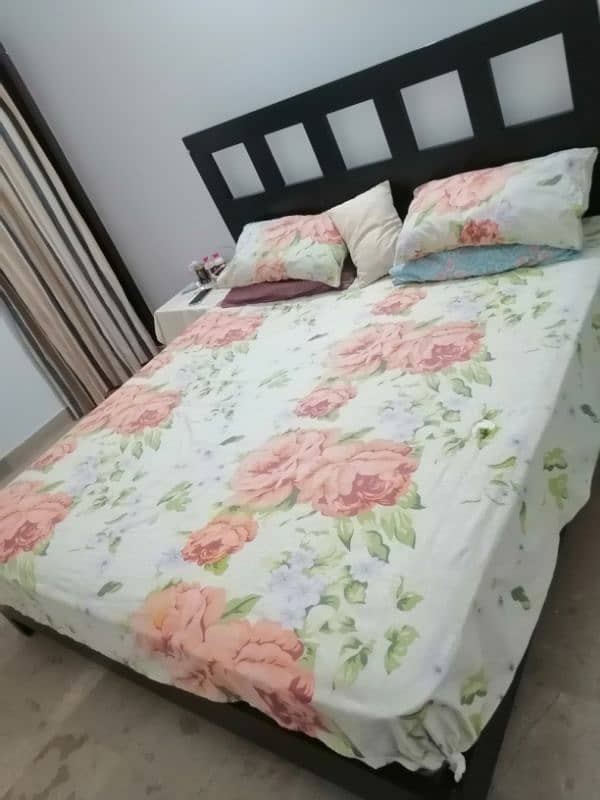 king size bed without metteres 2 side table 1