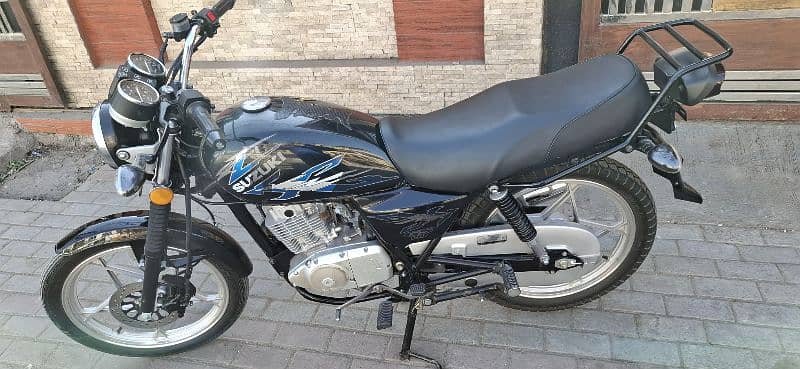 Suzuki Gs 150 SE model 2022 black 3