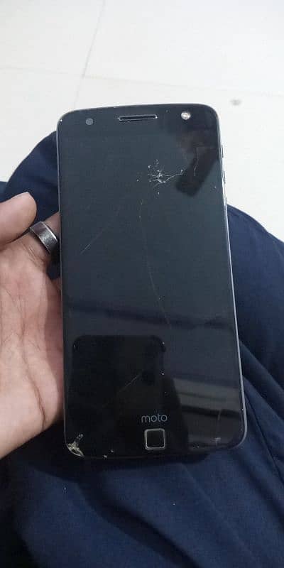 I AM SELLING MY MOTO Z SLIM 1