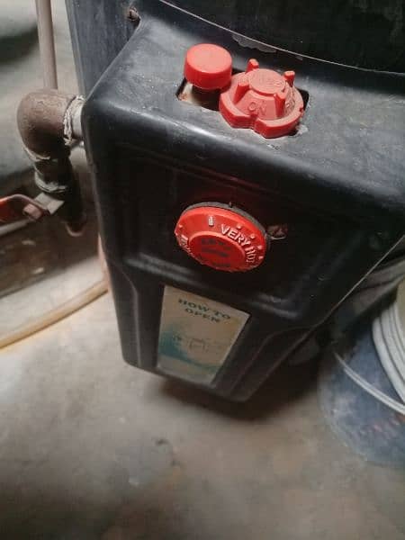 GAS GYESER 100% WORKING CONDITION 3