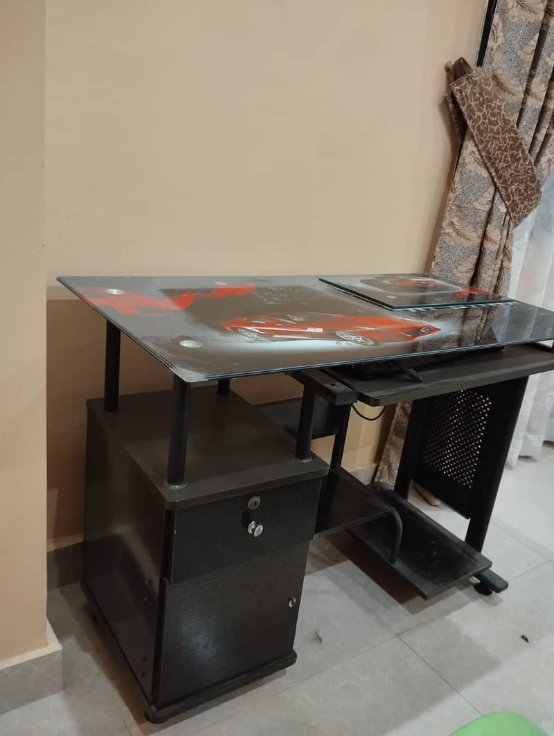 Computer table with glass on top 3