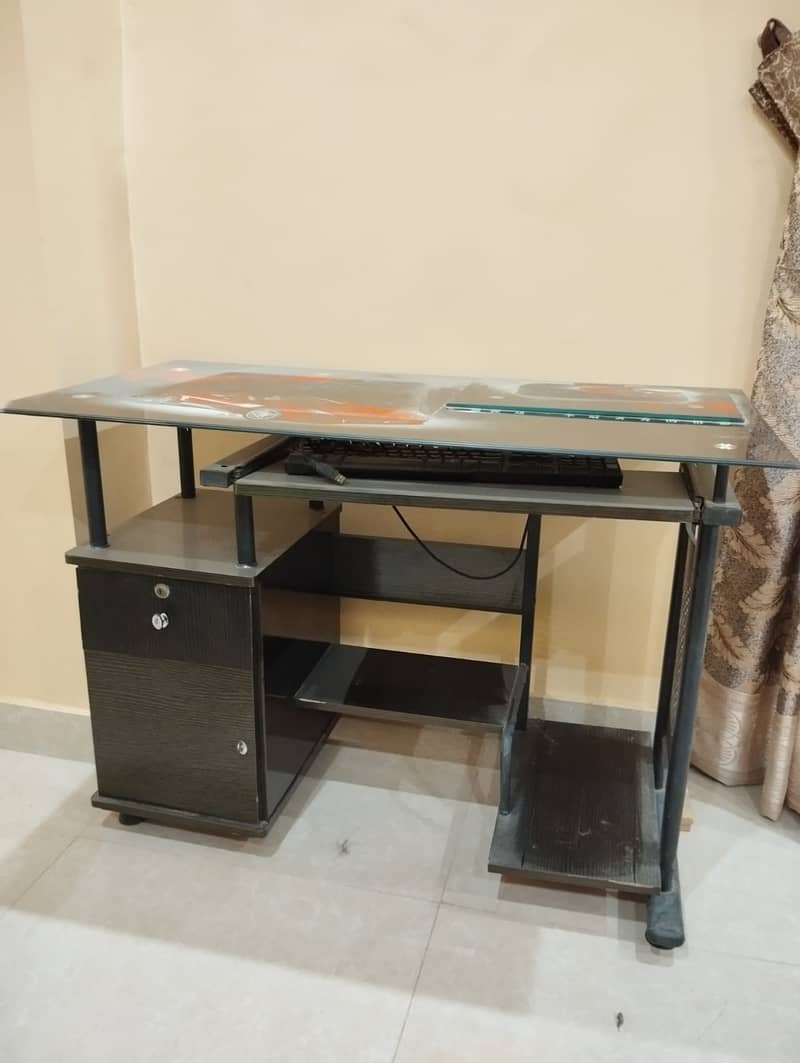 Computer table with glass on top 4