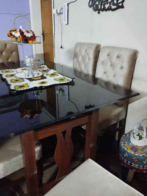 6 seater Slightly used dining table available for sale 3