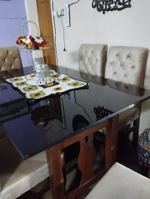 6 seater Slightly used dining table available for sale 6